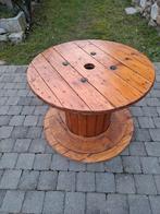 Table ronde en bois massif – touret traité et verni, Bois