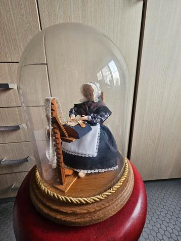 Kantwerkster onder stolp beschikbaar voor biedingen