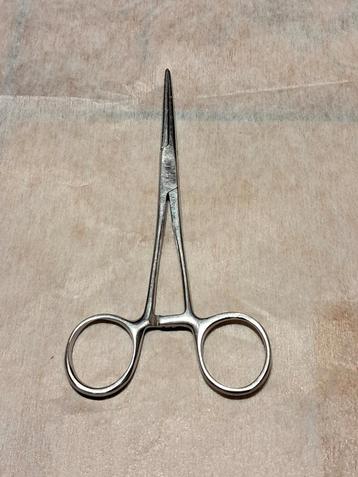 Hemostatische of arteriële tang beschikbaar voor biedingen