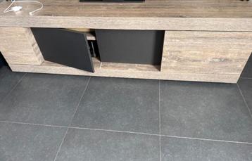 Dressoir , tv kast , en tafel beschikbaar voor biedingen