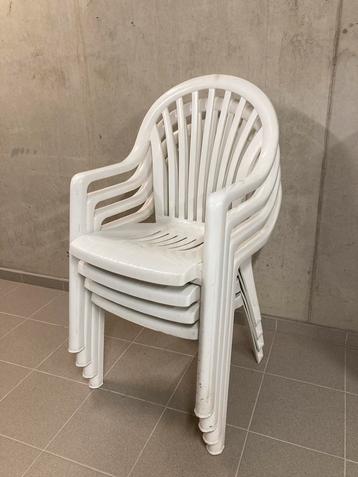 4 witte plastieken tuinstoelen beschikbaar voor biedingen