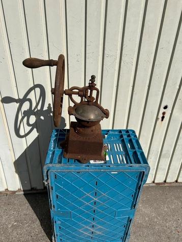Peugeot Antique koffiemolen. beschikbaar voor biedingen
