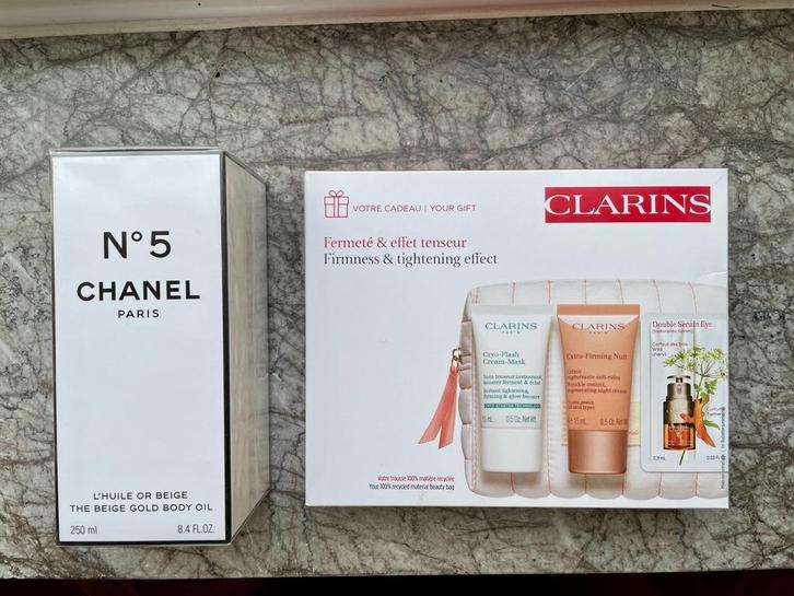 Chanel N 5 + Gold Beige olie als cadeau Clarins kit, Handtassen en Accessoires, Toilettassen, Nieuw, Heer of Dame, Beige, Ophalen of Verzenden