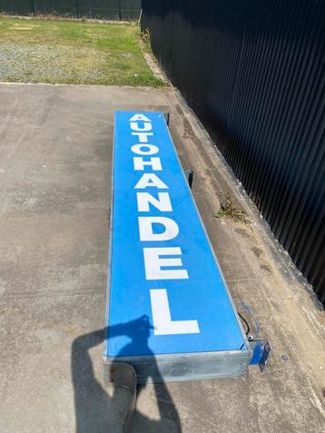 Reclame bak met verlichting autohandel is enkel folie beschikbaar voor biedingen