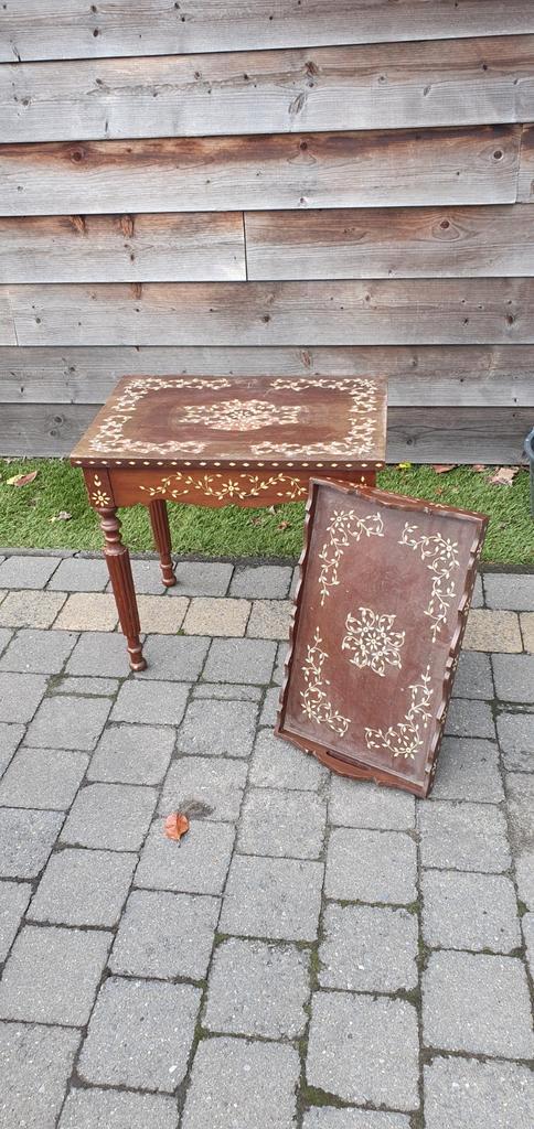 Handgemaakte houten bijzettafel met inlegwerk + bijpassend d, Antiek en Kunst, Antiek | Meubels | Tafels, Ophalen
