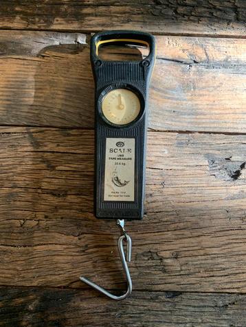Vintage vissersweegschaal meetlint Scale and tape measure beschikbaar voor biedingen
