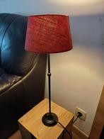 Lamp met rode kap en zwarte staander, Ophalen, Zo goed als nieuw