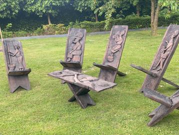 Afrikaanse set stoelen en tafel beschikbaar voor biedingen
