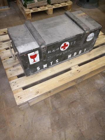 caisse - coffre militaire - croix rouge beschikbaar voor biedingen