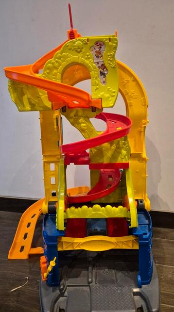 Litte People Zit en Sta garage (Fisher Price) beschikbaar voor biedingen