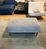 Nieuwstaat Design on Stock Aikon Hocker Lichtbeige NP €1.250, Huis en Inrichting, Zetels | Voetbanken en poefs, 50 tot 75 cm, Ophalen of Verzenden
