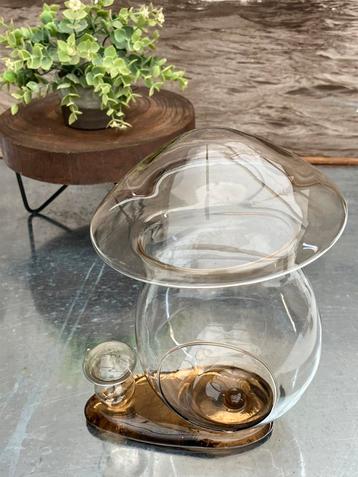 Glazen paddestoel (voorraad- of bloempot) beschikbaar voor biedingen