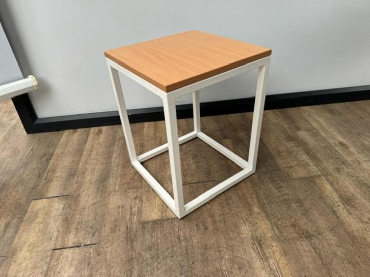 Witte bijzettafel met havanna frame, Huis en Inrichting, Barren, Ophalen of Verzenden