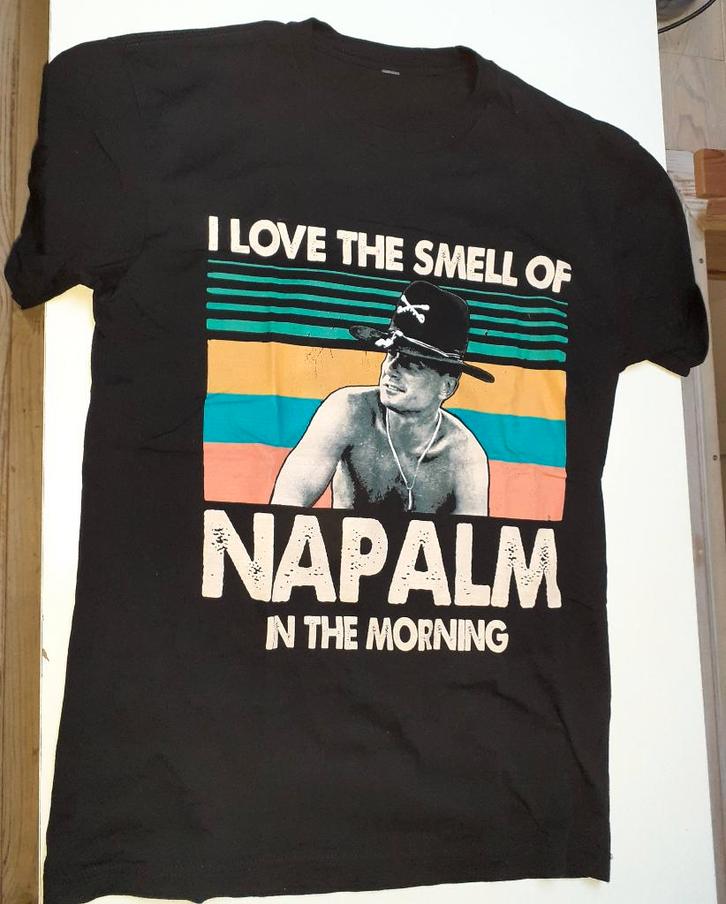 Heren t-shirt I love the smell of napalm in the morning S, Kleding | Heren, T-shirts, Nieuw, Maat 46 (S) of kleiner, Zwart, Verzenden