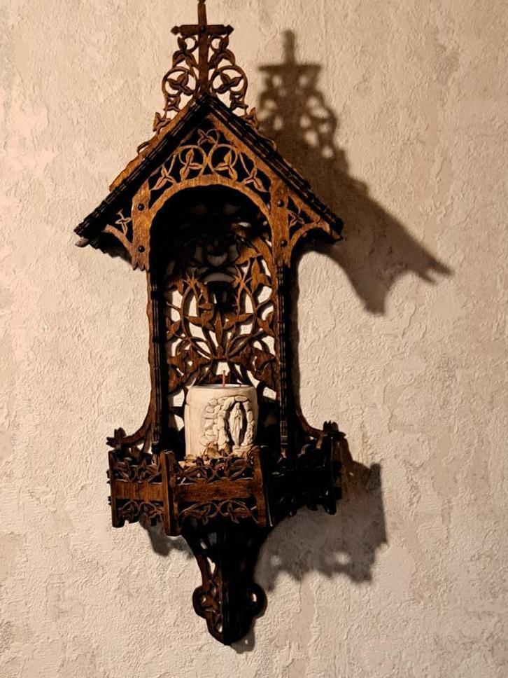 Houten religieus muurnisje. Hoogte +/- 54cm, Antiek en Kunst, Antiek | Religieuze voorwerpen, Ophalen