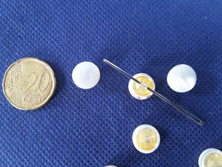 parelmoer knoop 11 mm licht gewelfd met schacht B1150B, Hobby en Vrije tijd, Naaien en Fournituren, Nieuw, Knoop of Knopen, Ophalen of Verzenden