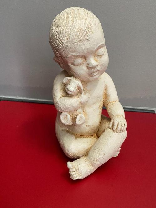 "Baby met Knuffel" Beeld in steen, Antiek en Kunst, Curiosa en Brocante, Ophalen of Verzenden