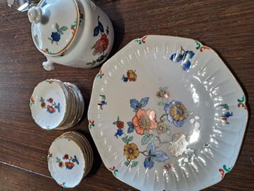 Porselein servies bloemen beschikbaar voor biedingen
