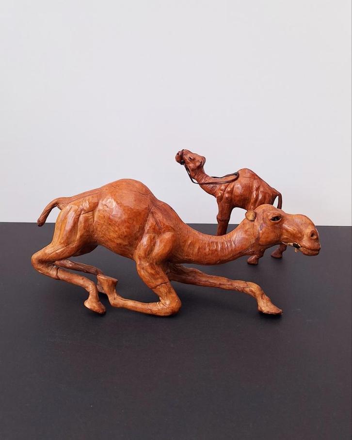 Twee handgemaakte dromedarissen in leder Libertystijl, Antiek en Kunst, Antiek | Woonaccessoires, Ophalen of Verzenden