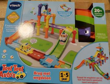 Toet toet auto's/Brug met wegdelen  beschikbaar voor biedingen