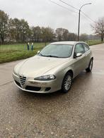 ALFA ROMEO 147 BLANCO KEURING DIRECT BESCHIKBAAR, Auto's, Alfa Romeo, Stof, Zwart, 4 cilinders, Parkeersensor