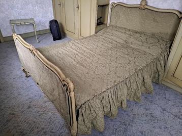 Vintage bed beschikbaar voor biedingen