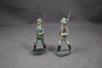 2 verschillende marcherende Elastolin Duitse soldaten, Ophalen of Verzenden