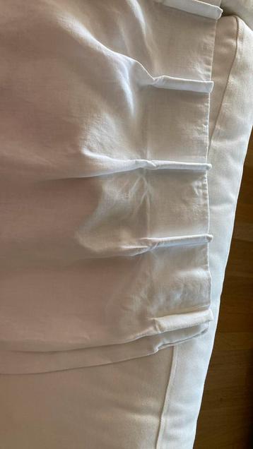 Een wit linnen gordijn
