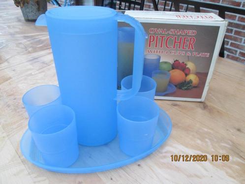Pichet avec couvercle, 4 verres et plateau de service, Caravans en Kamperen, Kampeeraccessoires, Nieuw, Ophalen of Verzenden