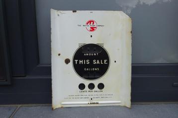 Geëmailleerde gevel van een oude U.S.A.1950 brandstofpomp beschikbaar voor biedingen