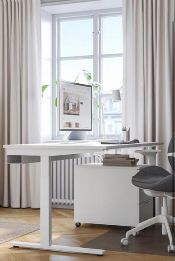 Verstelbare bureau  beschikbaar voor biedingen