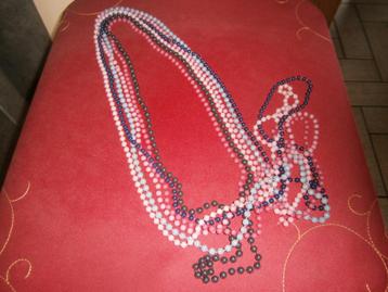  6 colliers en perles différentes couleurs et longueurs.  