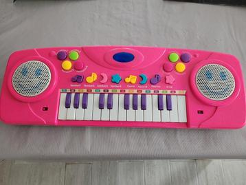 Piano met tal van deuntjes muziek beschikbaar voor biedingen