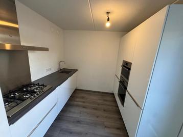 Complete Hoekkeuken Hoogglans Wit + Wandkast + GEDEMONTEERD beschikbaar voor biedingen