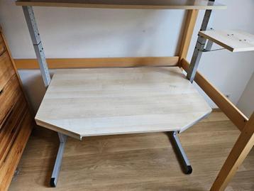 Bureautafel beschikbaar voor biedingen