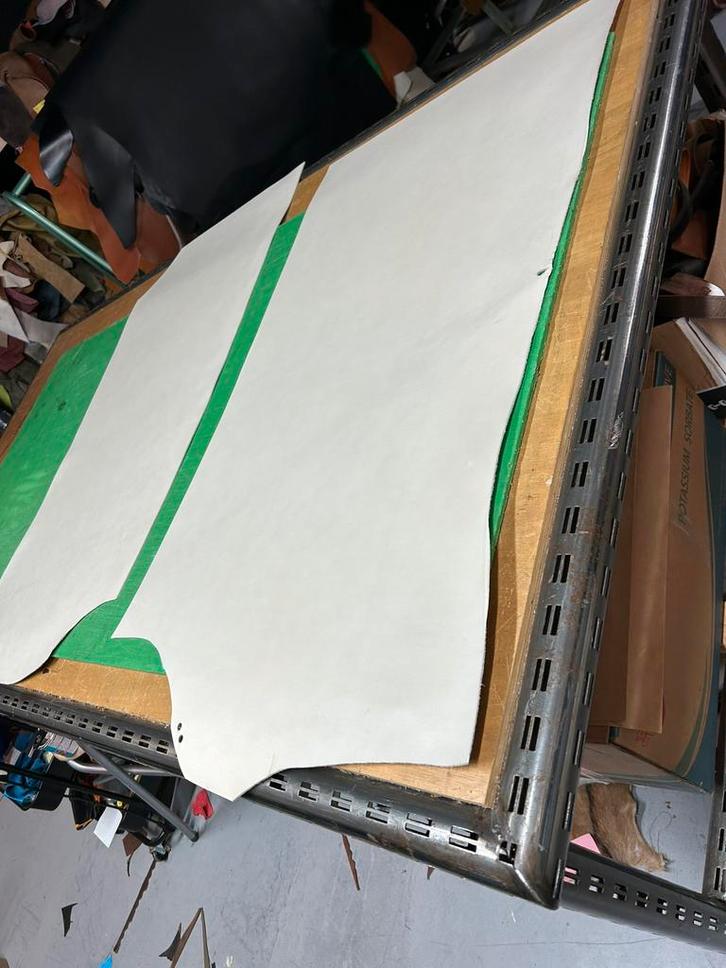 2 créme tuigleer lappen 2,5 mm dikte galf soepel, Hobby en Vrije tijd, Stoffen en Lappen, Zo goed als nieuw, Ophalen of Verzenden