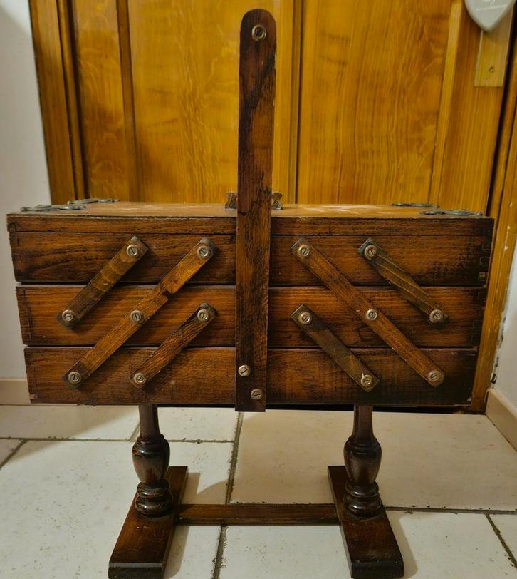 Travailleuse ou boîte à coutures 1950, Antiquités & Art, Antiquités | Meubles | Armoires, Enlèvement