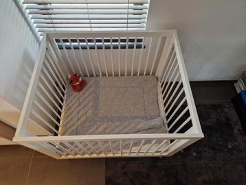 Parc pour bébés avec matelas et couverture de parc disponible aux enchères