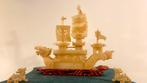 RARE AND MAGNIFICENT YELLOW JADE BOAT WITH TWINS DRAGONS, Ophalen