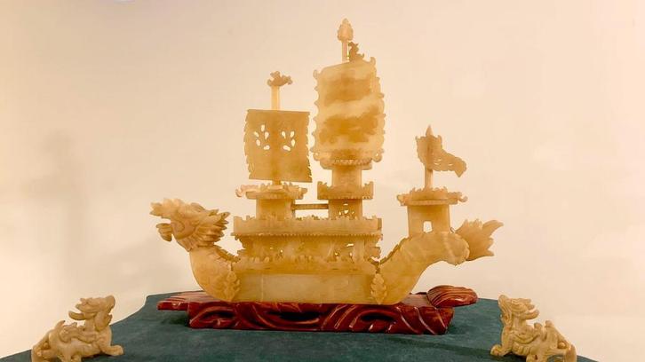 RARE AND MAGNIFICENT YELLOW JADE BOAT WITH TWINS DRAGONS, Antiek en Kunst, Antiek | Overige Antiek, Ophalen