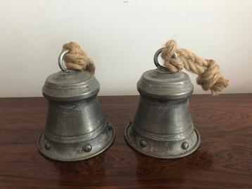 Set van 2 metalen ( kerst ) klokken 13 cm totale hoogte beschikbaar voor biedingen