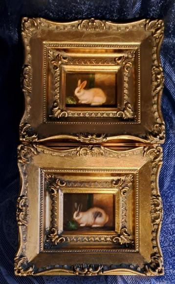 twee schilderijen op paneel in goud vergulde Barok lijs