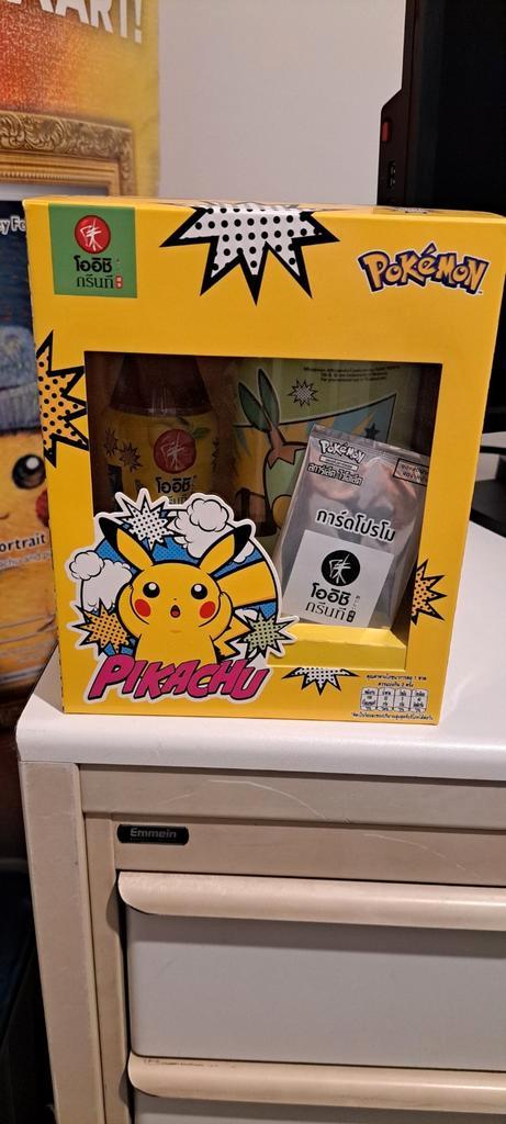 Pokemon x Oishi limited edition box Thai, Hobby en Vrije tijd, Verzamelkaartspellen | Pokémon, Zo goed als nieuw, Booster, Ophalen