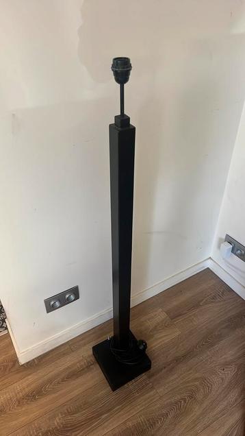 Zwarte houten stalamp op metalen voet 125cm beschikbaar voor biedingen