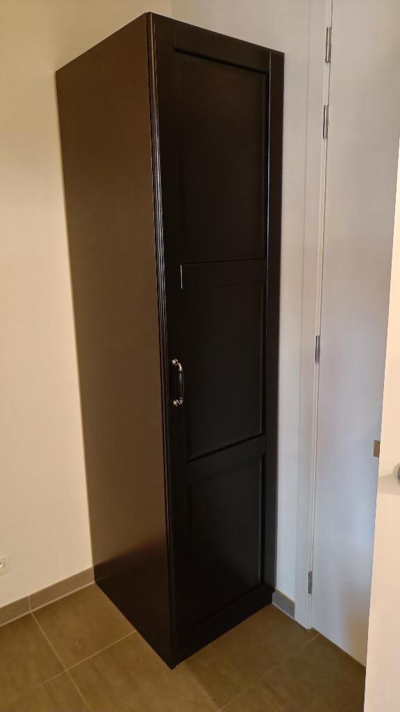 zwarte smalle halkast of opbergkast, Antiquités & Art, Antiquités | Meubles | Armoires, Enlèvement