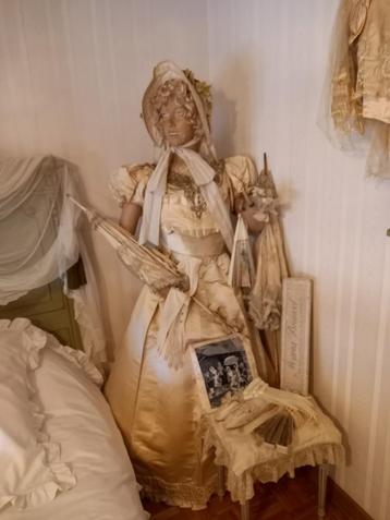 Antiek Mannequin Van Gips en Antieke Kleding , VERKOCHT   beschikbaar voor biedingen