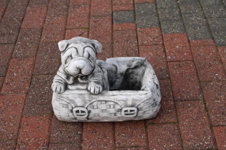 Sharpei-hond in stenen plantenbak, Tuin en Terras, Tuinbeelden, Nieuw, Dierenbeeld, Steen, Ophalen