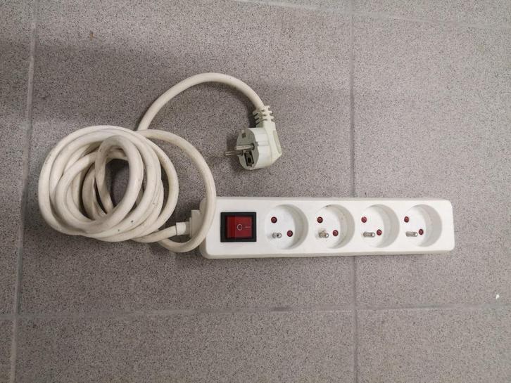 Stekkerdoos, Doe-het-zelf en Bouw, Elektriciteit en Kabels, Zo goed als nieuw, Schakelaar, Ophalen of Verzenden