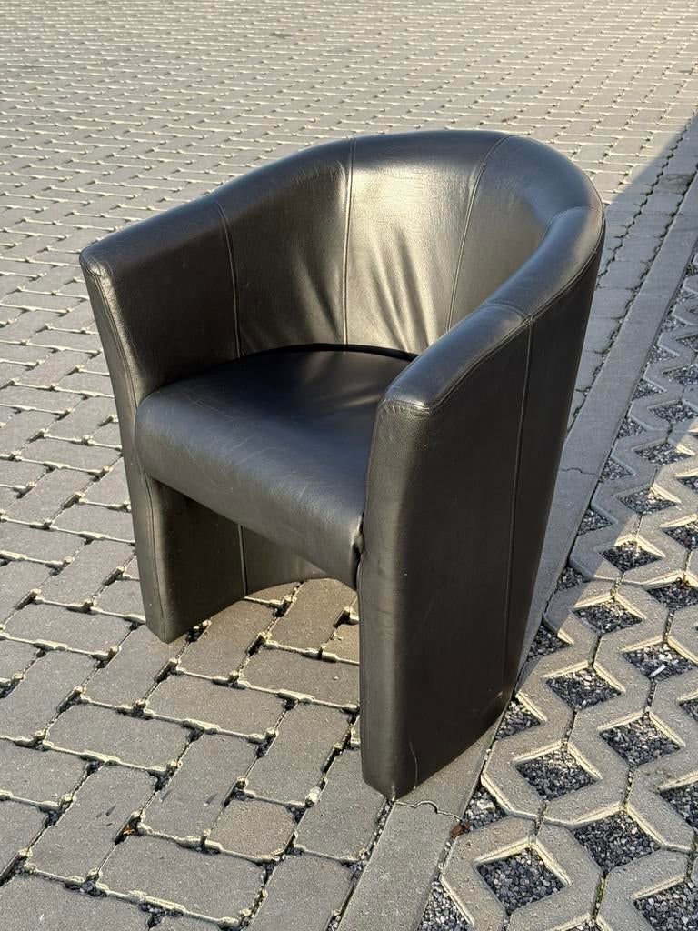 Fauteuil club en cuir noir – confortable, bon état, Antiek en Kunst, Antiek | Meubels | Stoelen en Sofa's, Ophalen