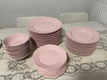 Roze porselein bordjes (+/- 44 stuks)